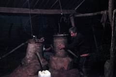4-Rodolfo-e-hijo-montando-destilador